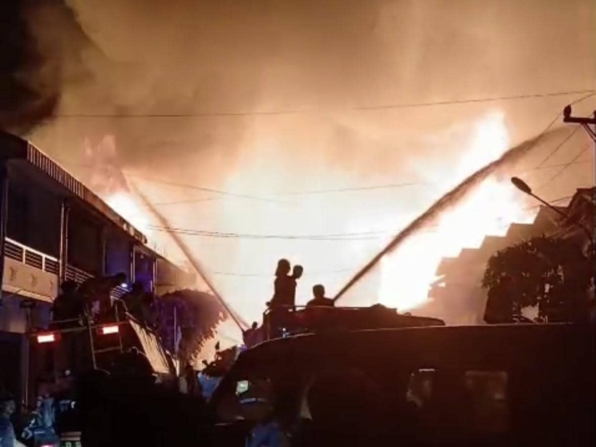Kebakaran Pasar Sungai Duri Lumpuhkan Jalur Nasional | IDN Times Kaltim