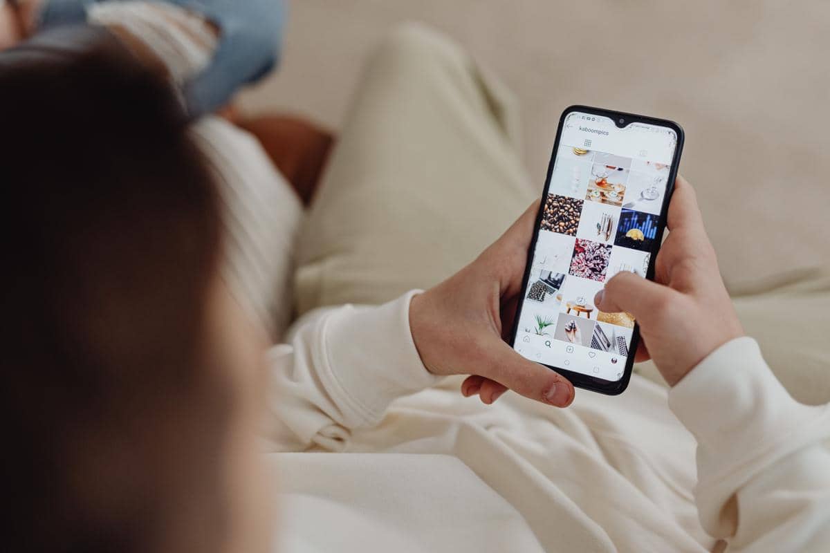 Ilustrasi scrolling social media (pexels.com/https://kaboompics.com/)