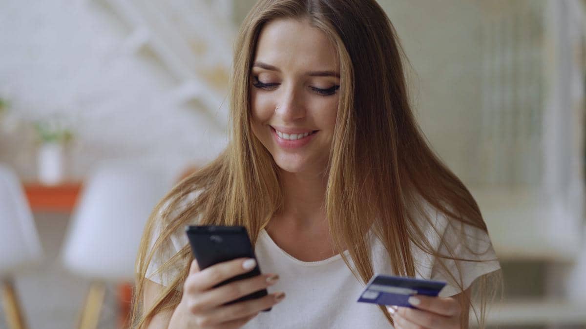 perempuan mengecek saldo online