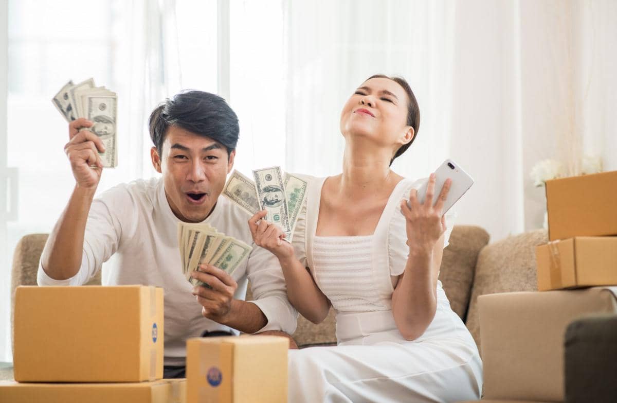 ilustrasi pasangan yang sudah mereeka finansial