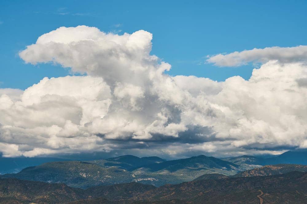 Awan hujan di kejauhan