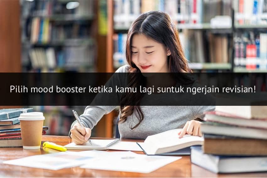 Ilustrasi seseorang belajar di perpustakaan dengan buku-buku di sekelilingnya dalam suasana ruang baca tenang.
