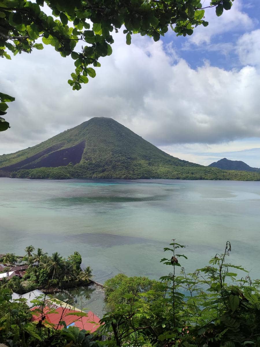 Pemandangan Gunung Api Banda dari pohon sejuta umat.