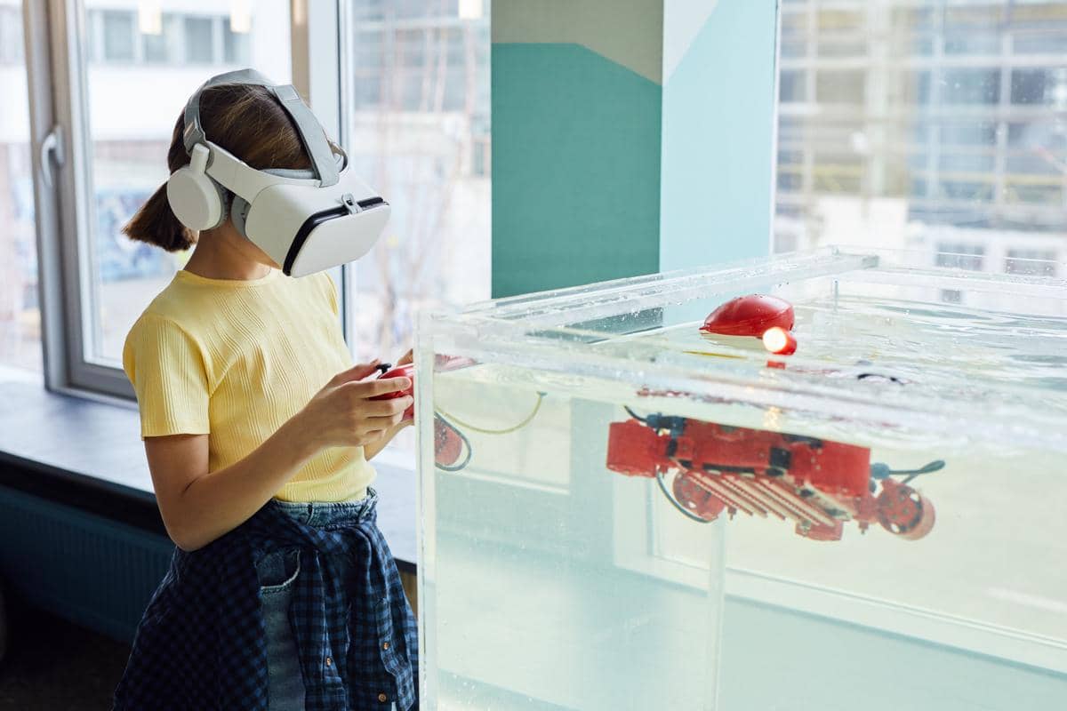 Anak lerempuan melakukan eksperimen robot