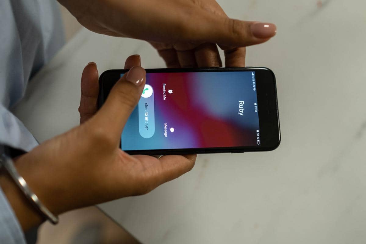 Ilustrasi mendengarkan suara panggilan telepon