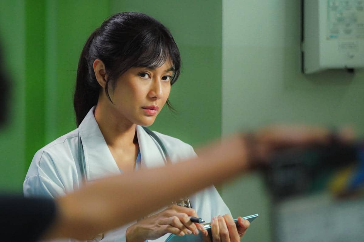 Dian Sastrowardoyo sebagai dokter dalam first look film Descendants of the Sun Indonesia.