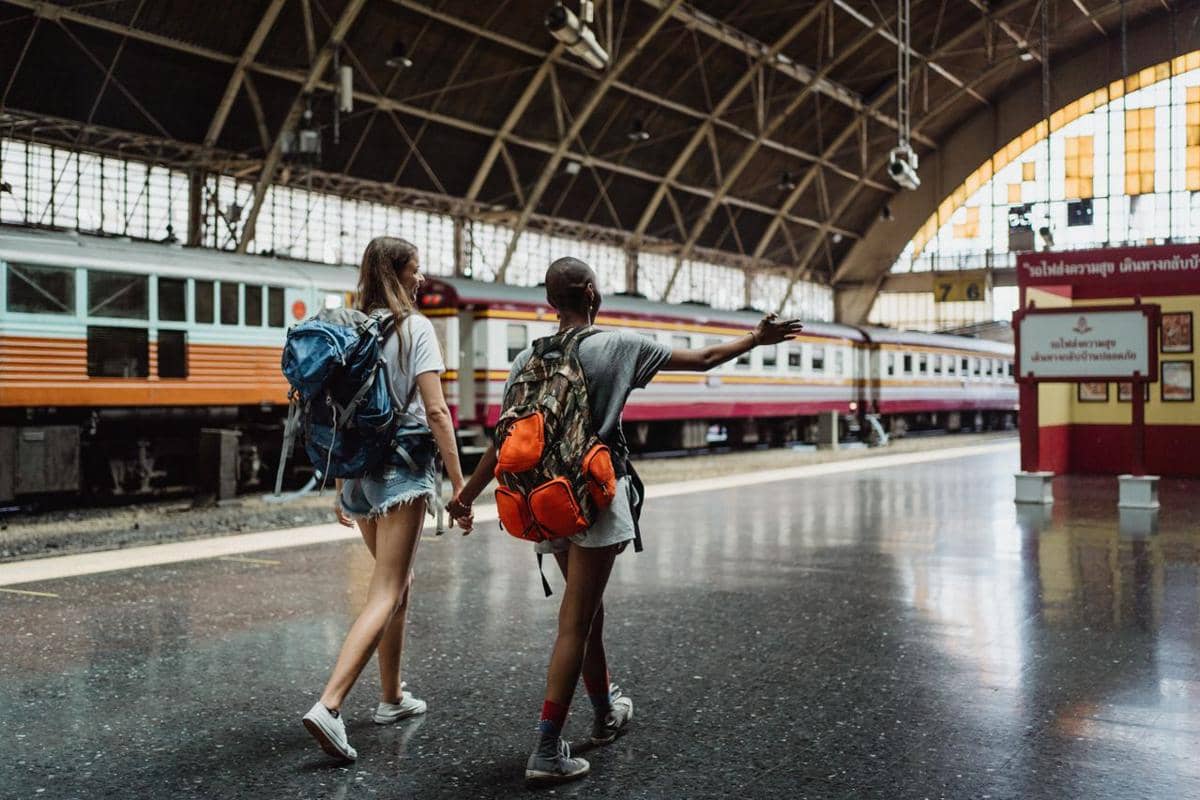 ilustrasi liburan bareng teman, traveling, stasiun kereta api, transportasi umum