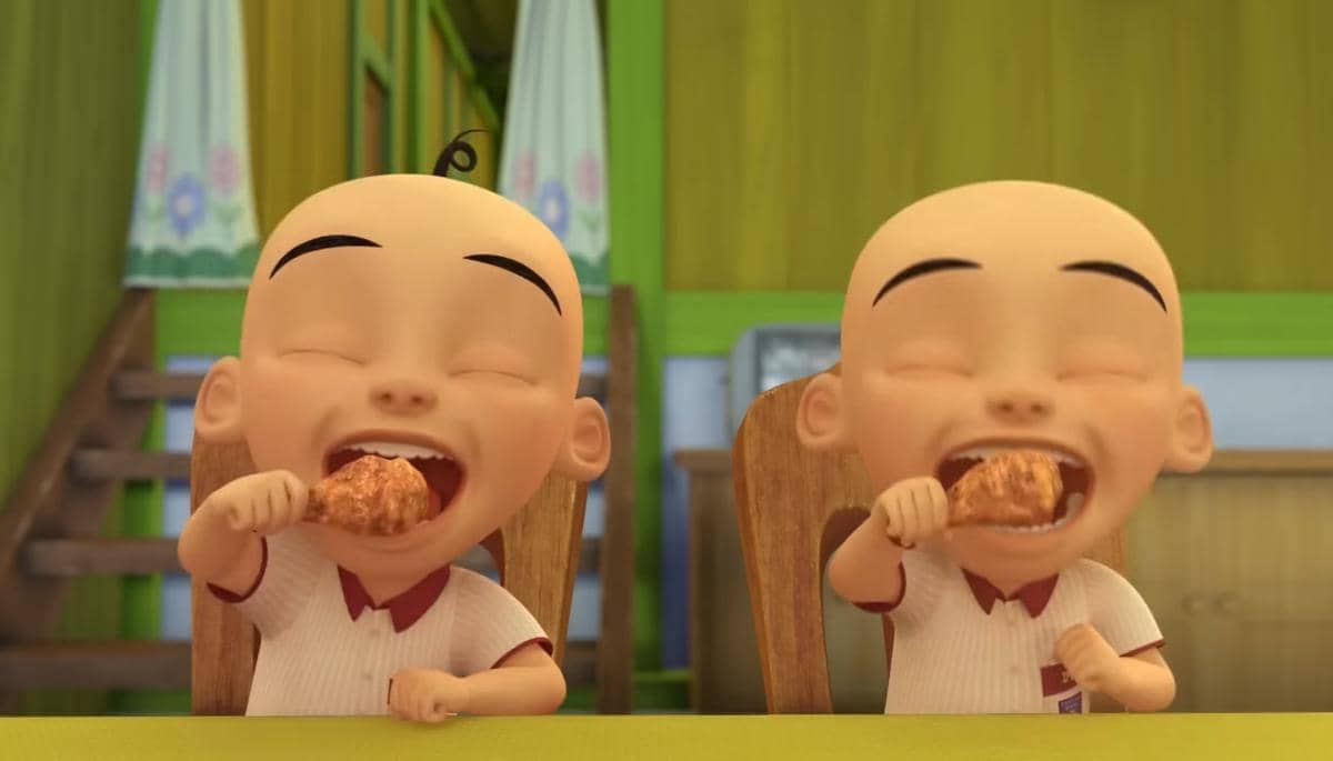 Upin dan Ipin menyantap makanan favorit mereka, ayam goreng