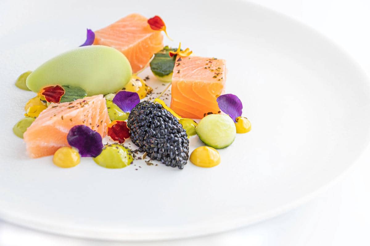 ilustrasi menu dengan salmon dan caviar
