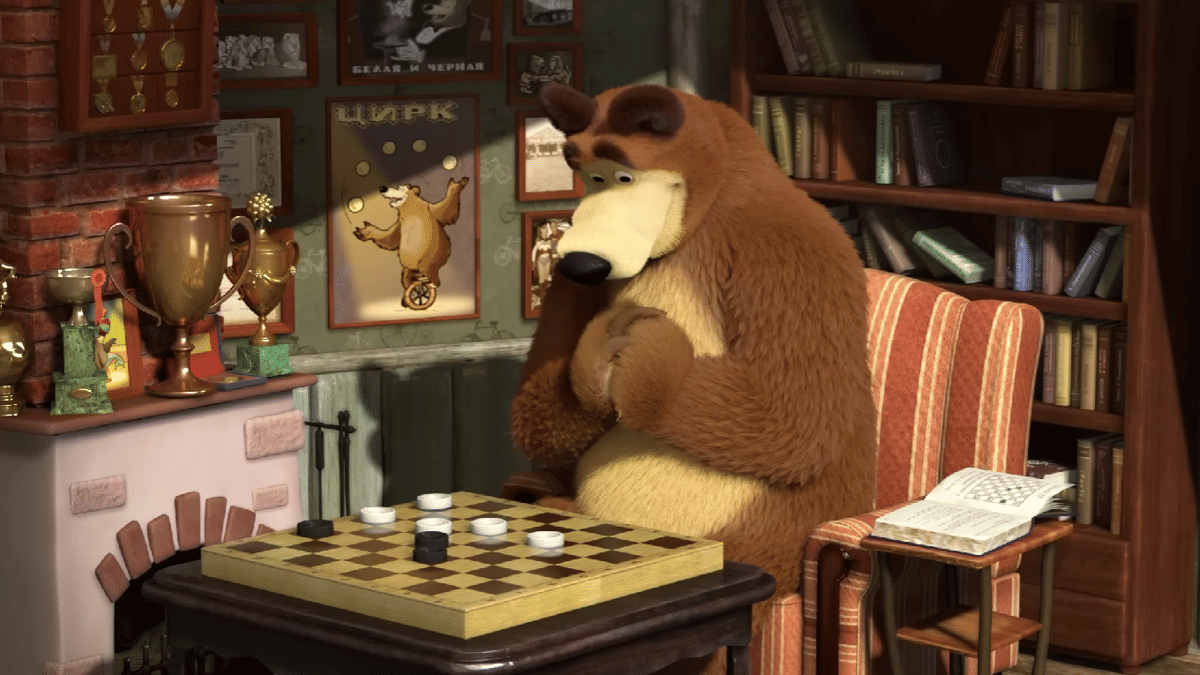 potret Bear bermain catur sendirian
