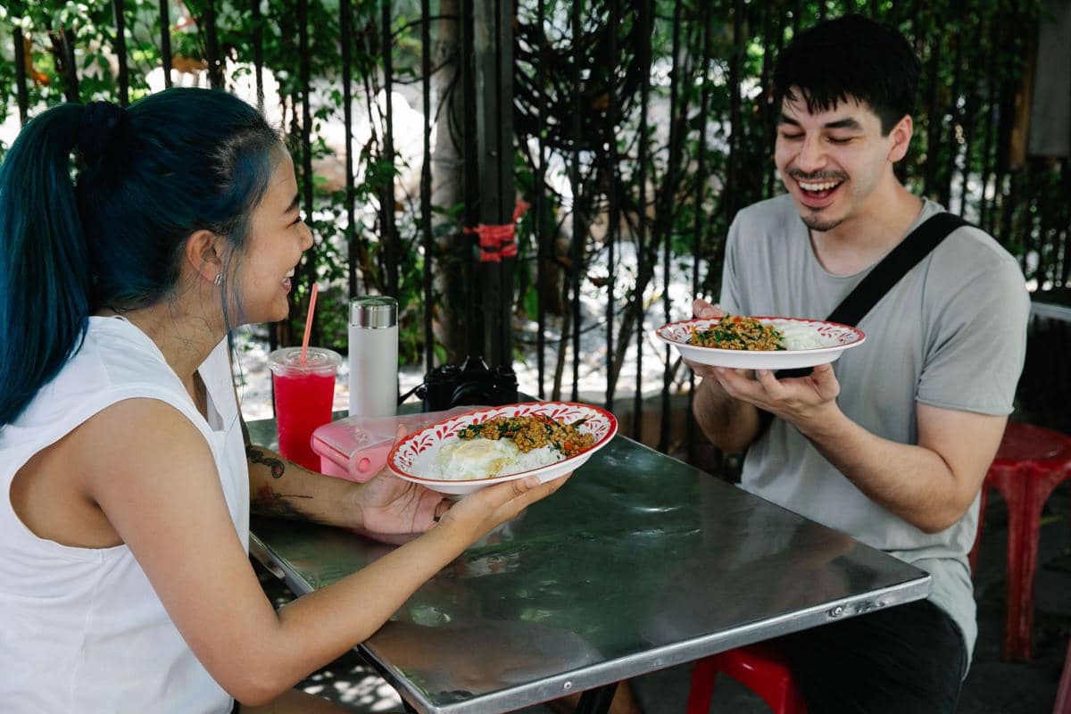 Pasangan membeli makan