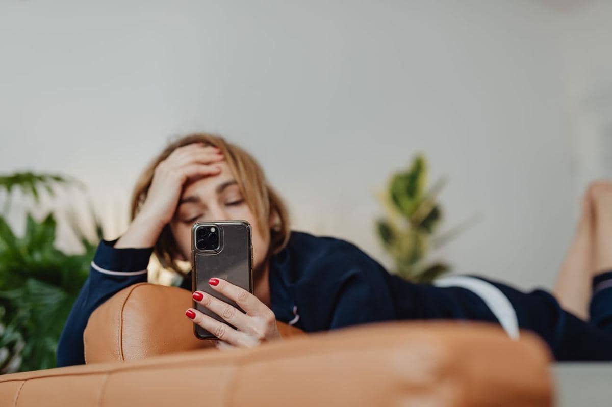 ilustrasi sedang bermain handphone