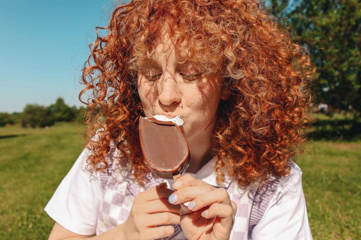 seorang remaja makan es krim (pexels.com/Polina Tankilevitch)