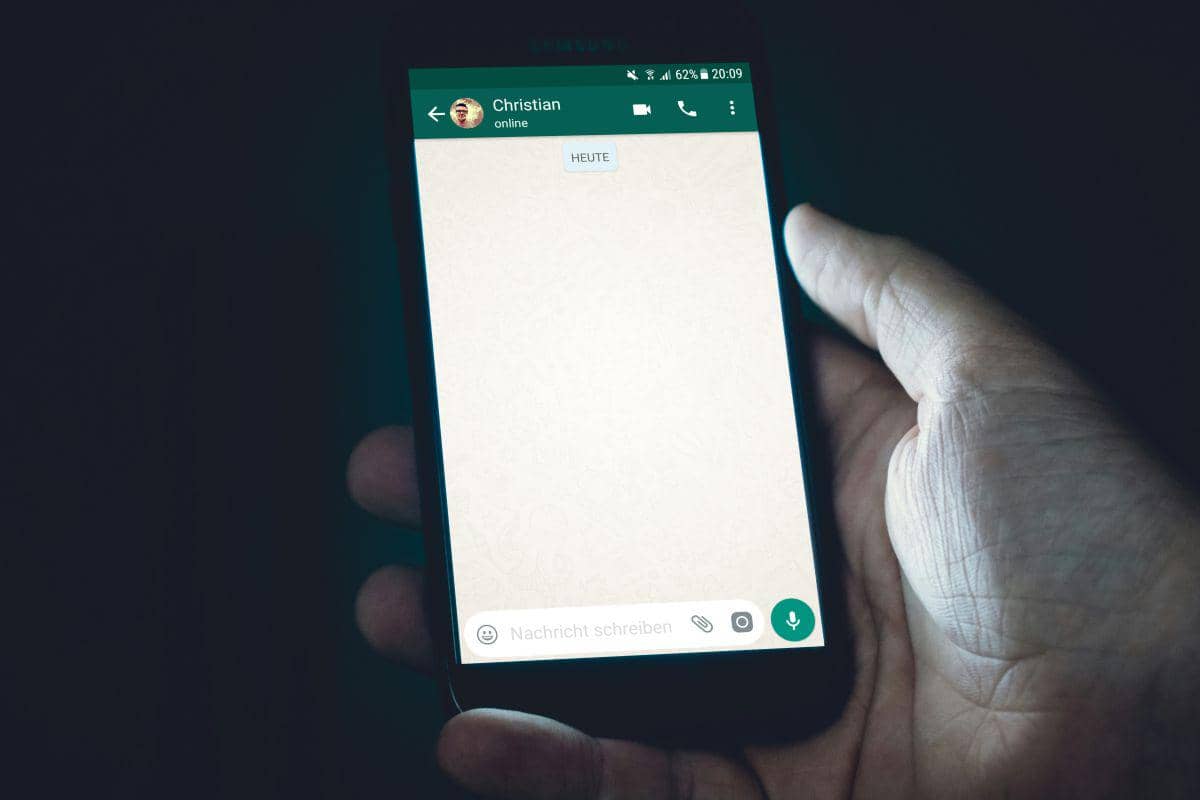 Tampilan ruang obrolan atau room chat WhatsApp.