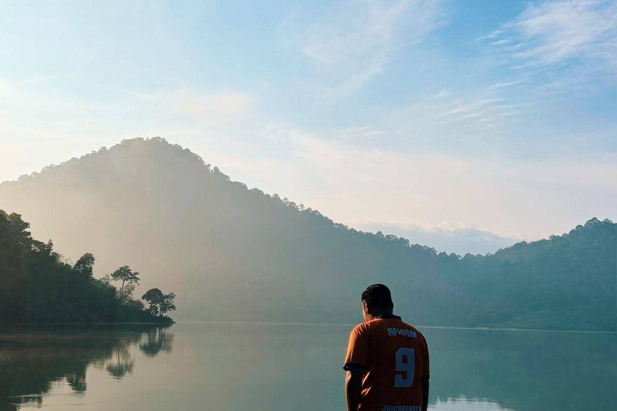 ilustrasi seorang pria di danau