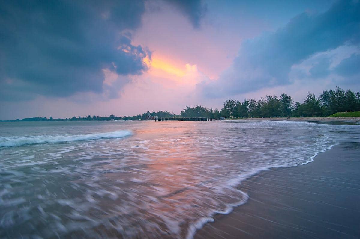 ilustrasi sunset di pantai Kota Pariaman