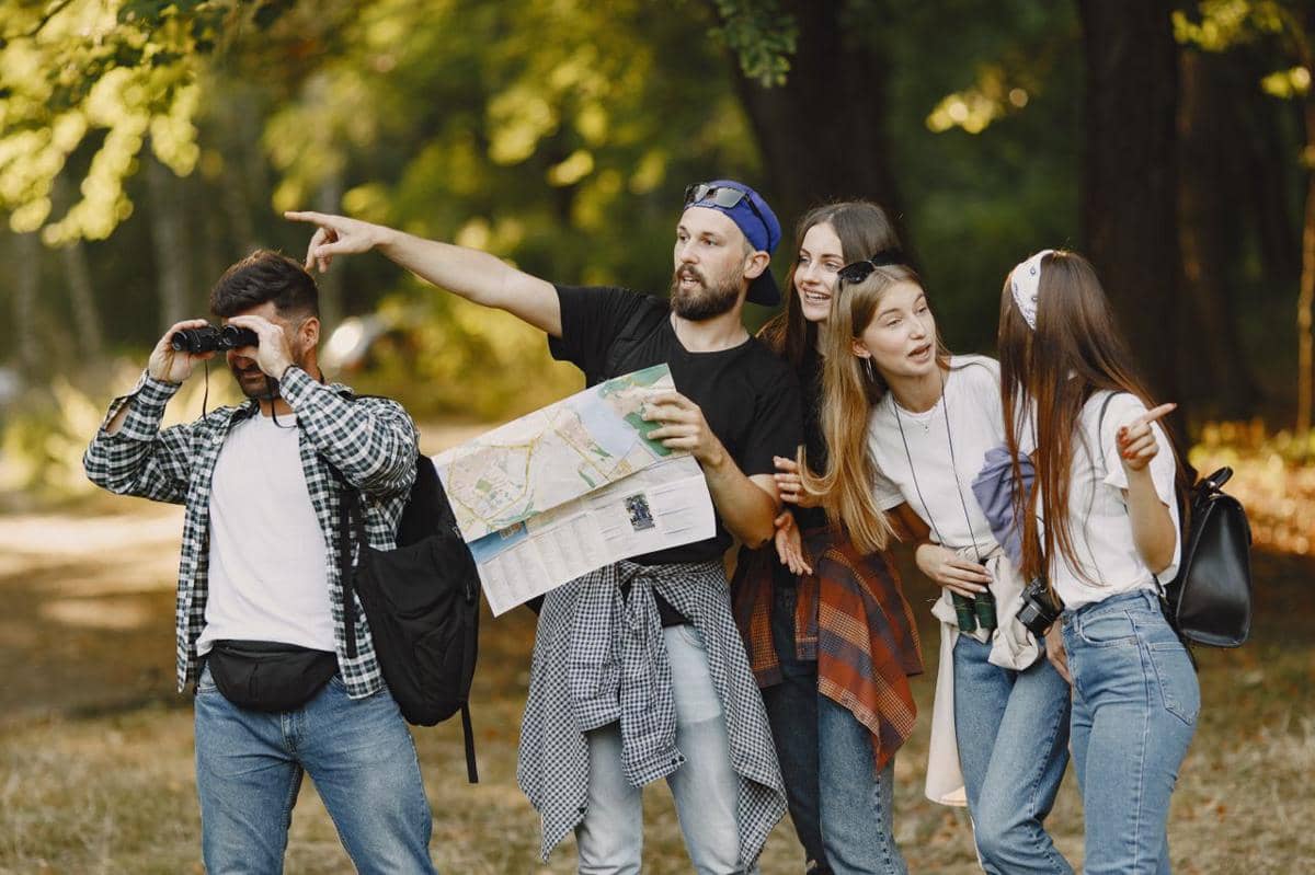 ilustrasi traveling bersama teman