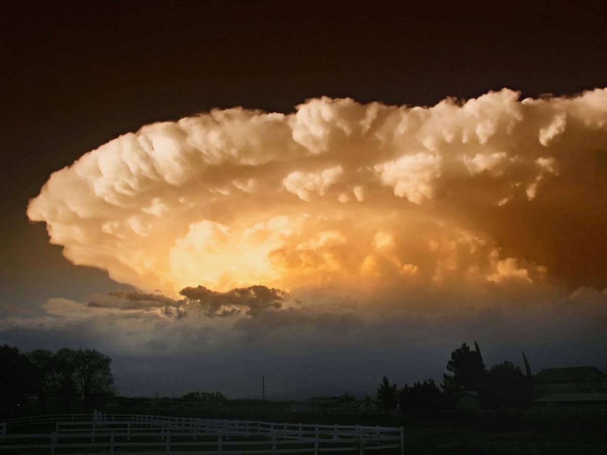 ilustrasi awan pyrocumulonimbus 