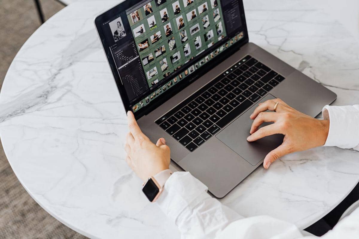 ilustrasi seseorang yang sedang mengedit foto di laptop