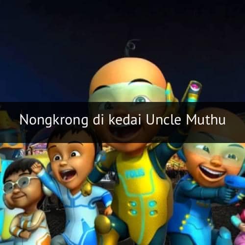 Upin dan Ipin, karakter animasi anak laki-laki kembar berkepala botak dengan kaus kuning dan biru, tersenyum bersama.