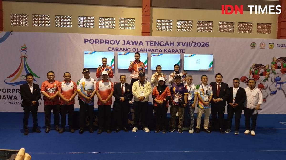 Christopher Edbert berdiri di tengah barisan belakang bersama pengurus Forki Jateng setelah meraih emas Porprov 2026.